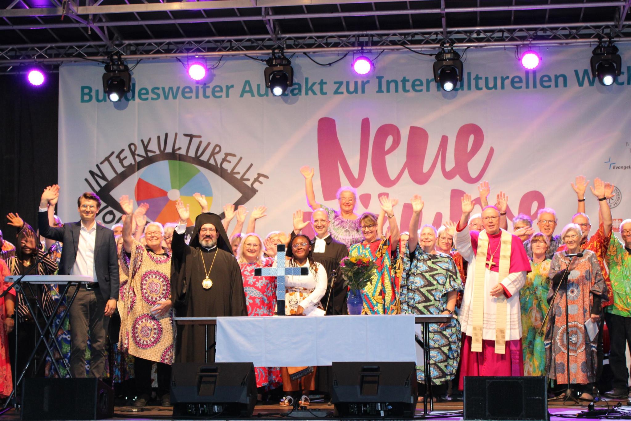 Zum Abschluss winken alle am Gottesdienst Beteiligten den Mitwirkenden der Interkulturellen Woche überall in Deutschland zu