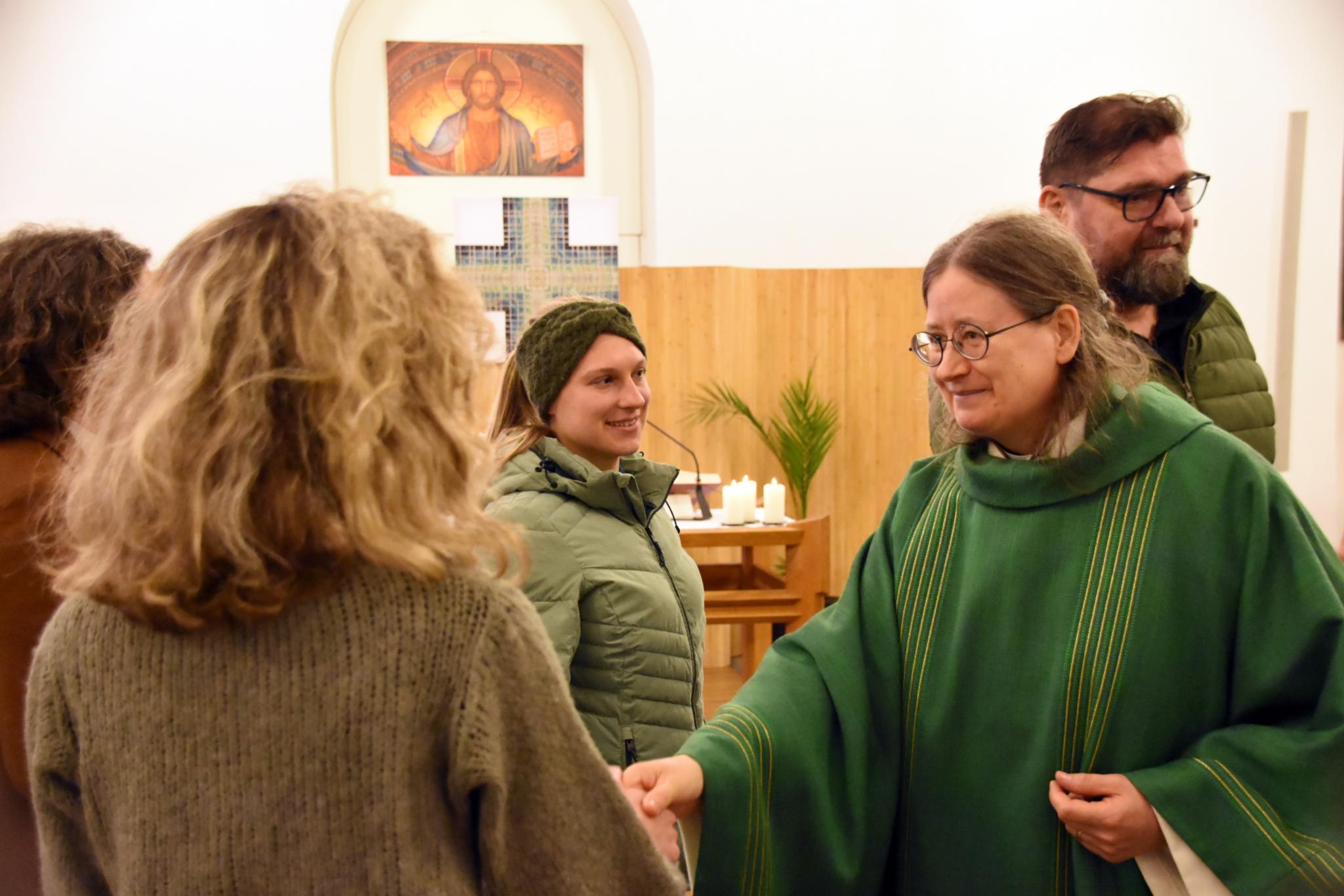 Die altkatholische Pfarrerin Ruth Tuschling beim Friedensgruß im Friedensgottesdienst