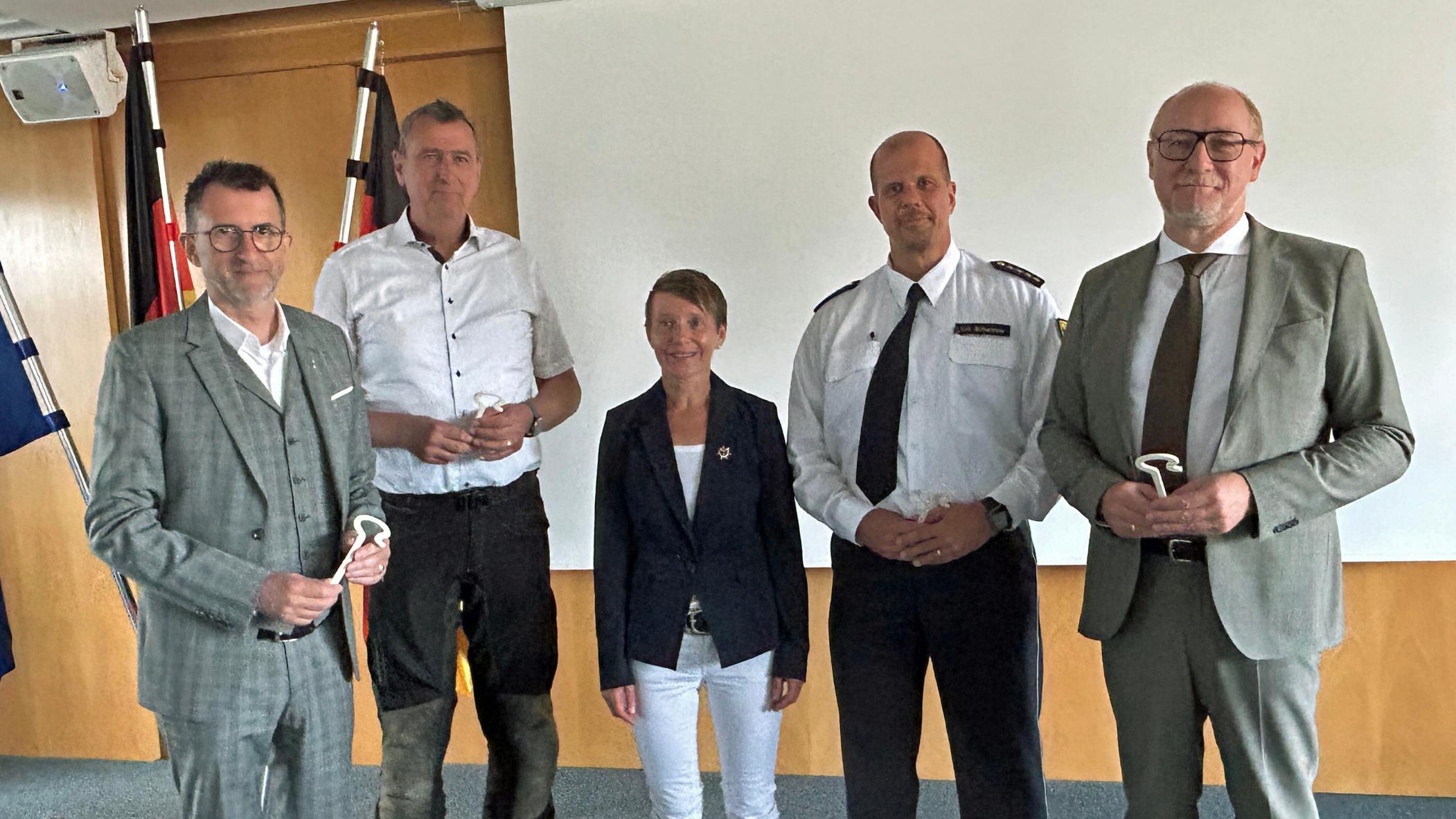 Saar-Innenminister Reinhold Jost, Hubertus Kesselheim, Carmen Folz, Leiter der Landespolizeidirektion Saarland Eric Schweizer und Ulrich Stinner, Leiter der Abteilung Seelsorge und Lebenswelten im Bischöflichen Generalvikariat (von links).