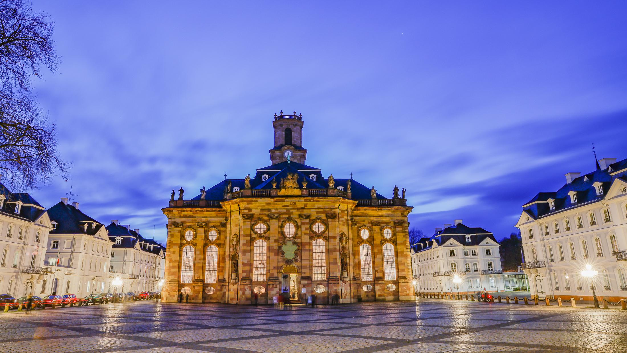 In der Saarbrücker Ludwigskirche findet die erste Internationale Orgel-Improvisations-Olympiade statt.