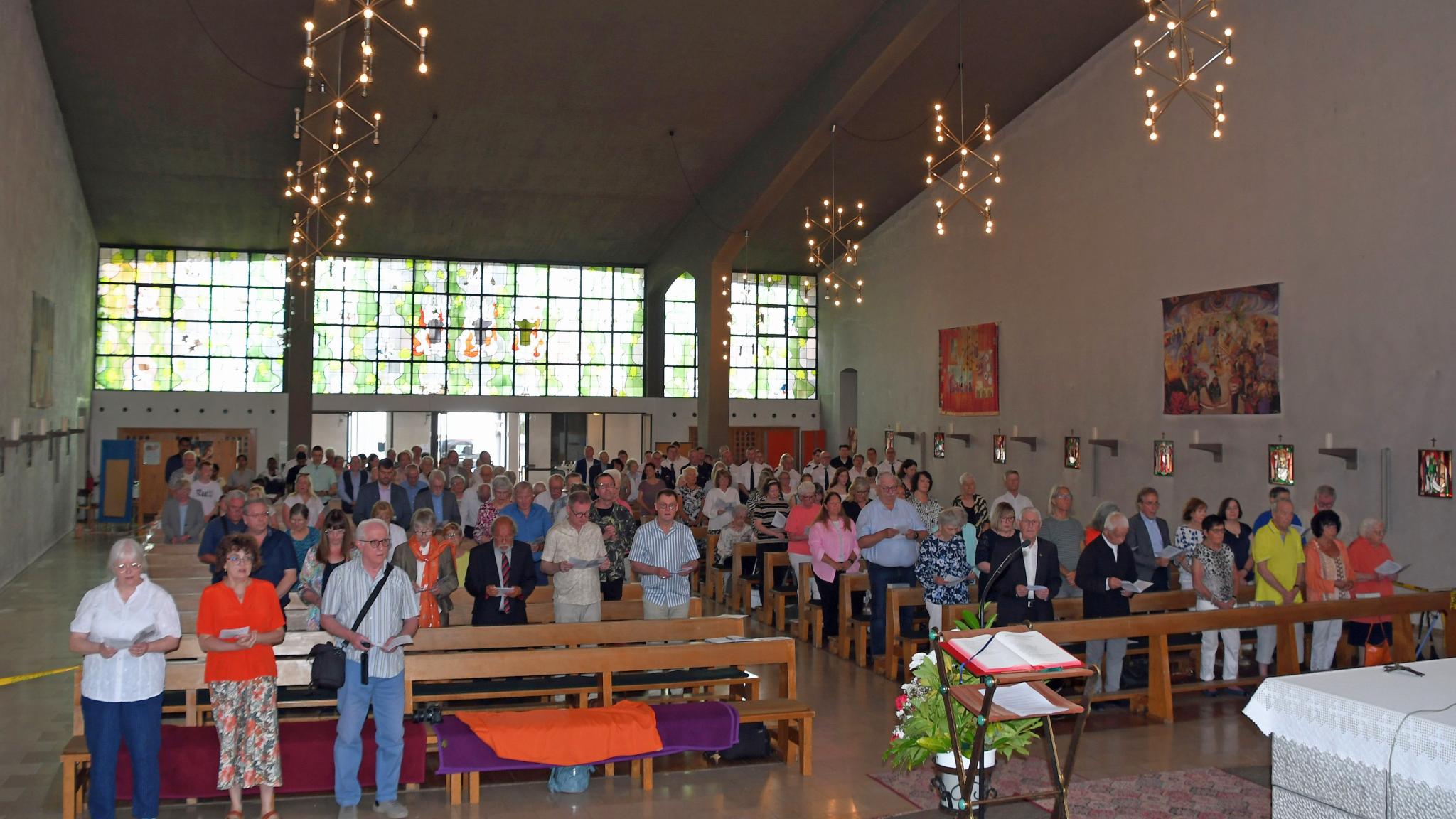 Zahlreiche Gläubige kamen zur Profanierung der Kirche St. Hildegard in Sulzbach-Neuweiler.